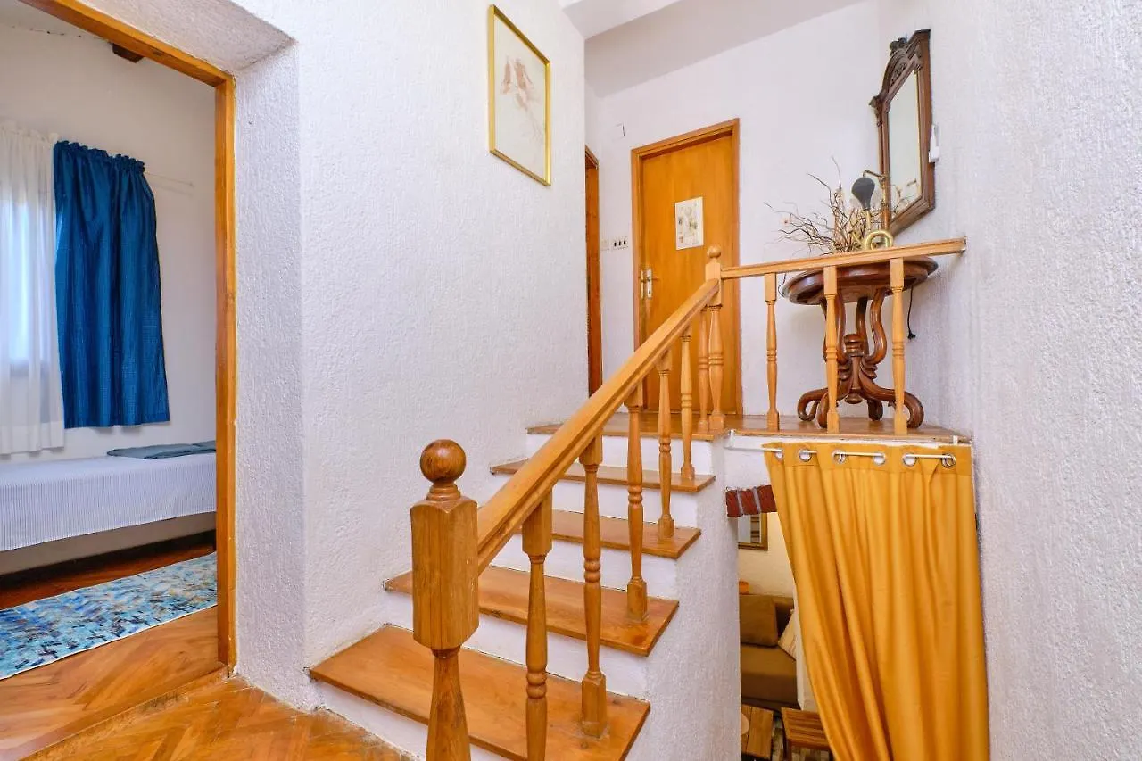 Apartment Amazing House, 20 M From The Beach, 80 M2 Martinscica