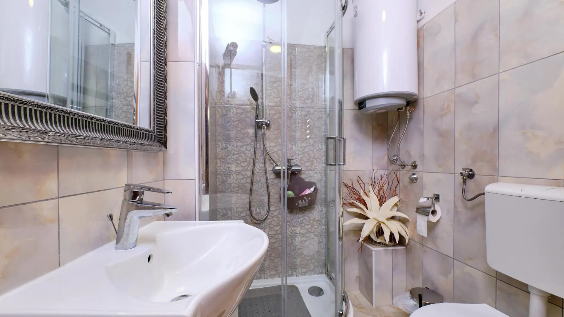 Amazing House, 20 M From The Beach, 80 M2 Martinscica  Apartment